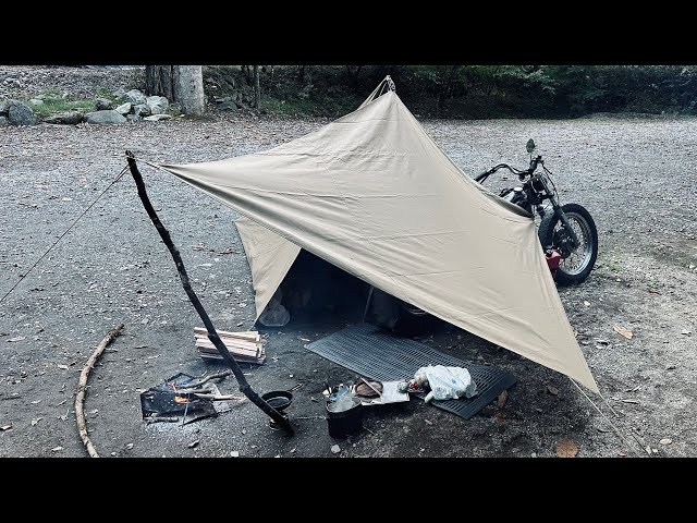 バイクキャンプ 軽量シェルター タープセット UNROOF ソロキャンプ 人とバイクを雨風から守る小さなテントを立てるソロキャンプUsing a