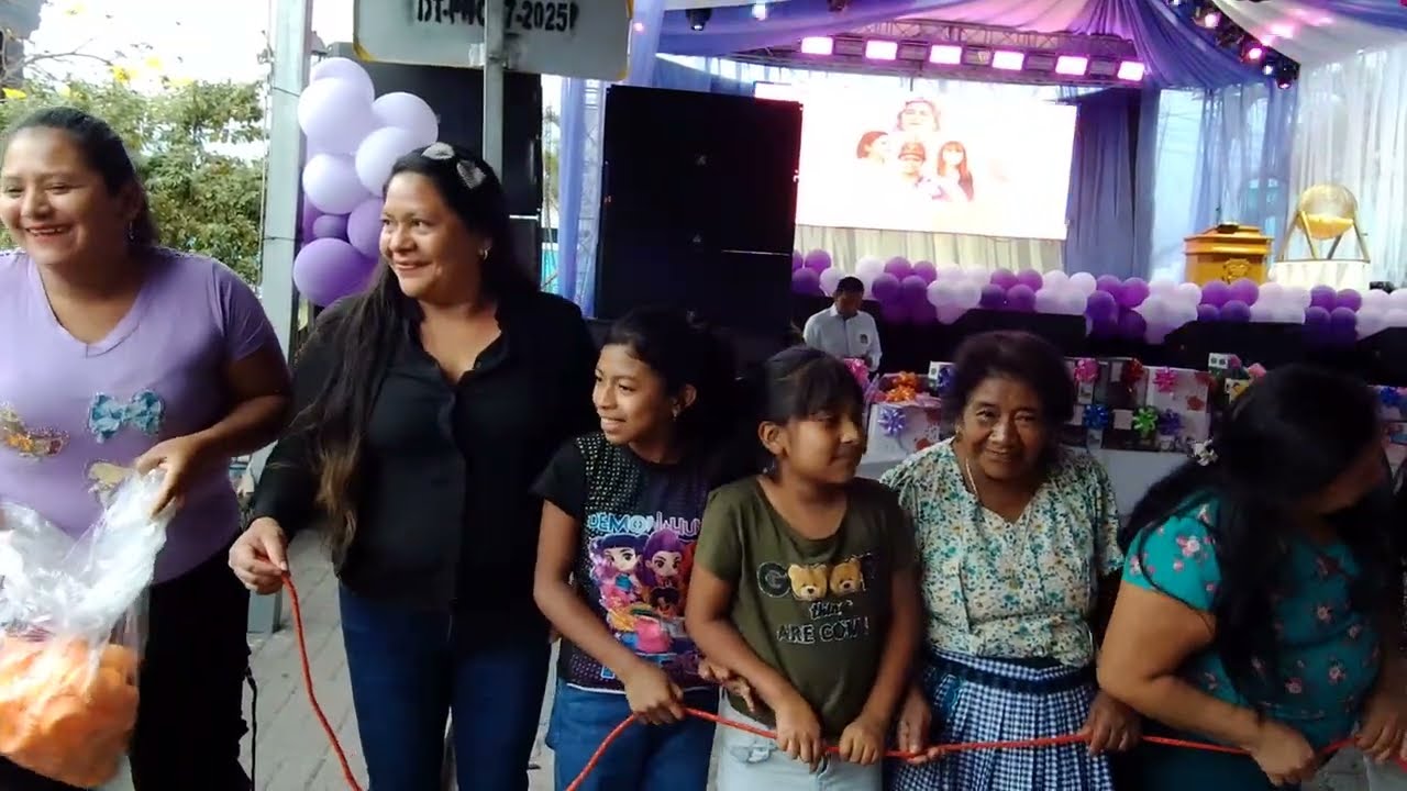 óvenes y adultas celebrando juntas – Día de la Mujer en el Parque Central