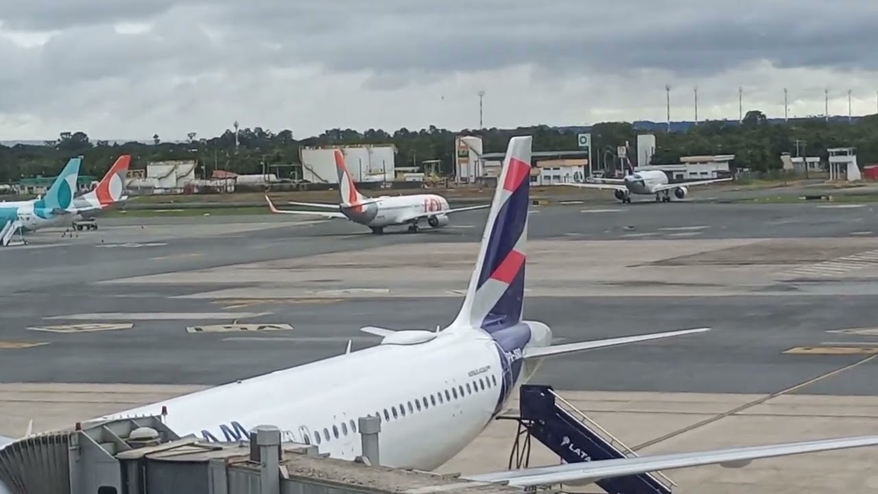 Movimentação de aeronaves no pátio do Aeroporto Internacional de Brasília-DF.