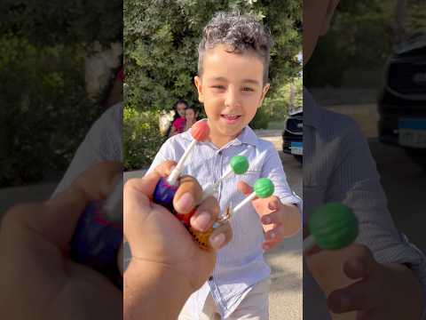 الاطفال المبسوطين اكلين اللبان الماربيلا و اللولي بوب لوحدهم ولم يسيب اي شيء للاطفال