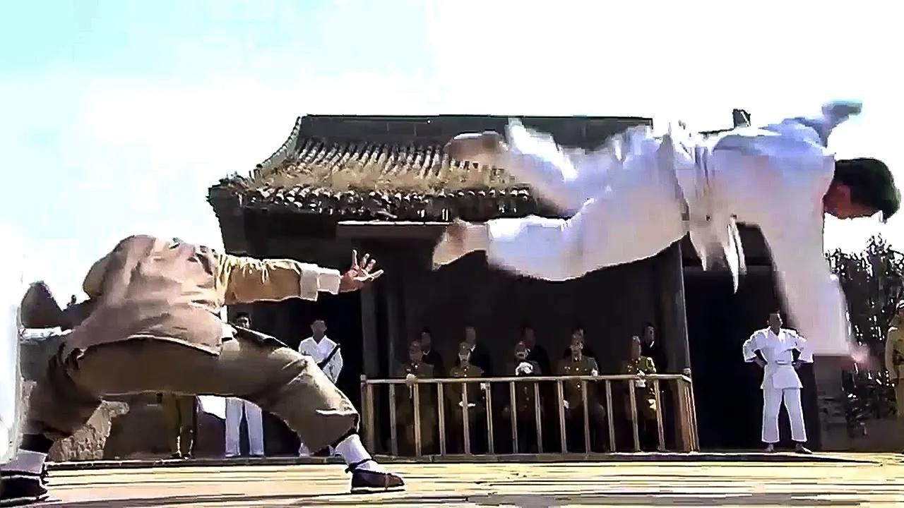 空手道大師小看功夫小子，卻被功夫小子的一記太極拳，打的旋轉飛出數十米！【功夫】