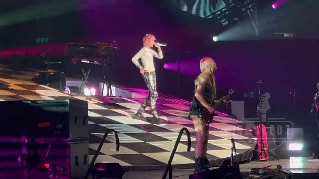 Machine Gun Kelly - Drug Dealer, Sophie Llyod  stage recognition | Live | HD | Oakland Ca | 7/19/22