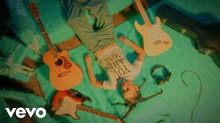 Amy Shark - Like a Doll (Official Lyric Video) screenshot 3