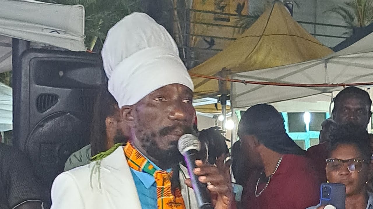 Празднование 30-летия компании Sizzla на ночном рынке Кингстона, Ямайка.