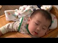 【癒し】食事中に寝落ちした赤ちゃんを毛布で包んでみた