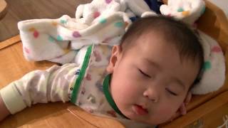 【癒し】食事中に寝落ちした赤ちゃんを毛布で包んでみた