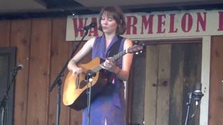 Molly Tuttle Plays Clawhammer Guitar chords