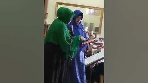Ratih purwasih Melatih peserta cara bernyanyi yang benar