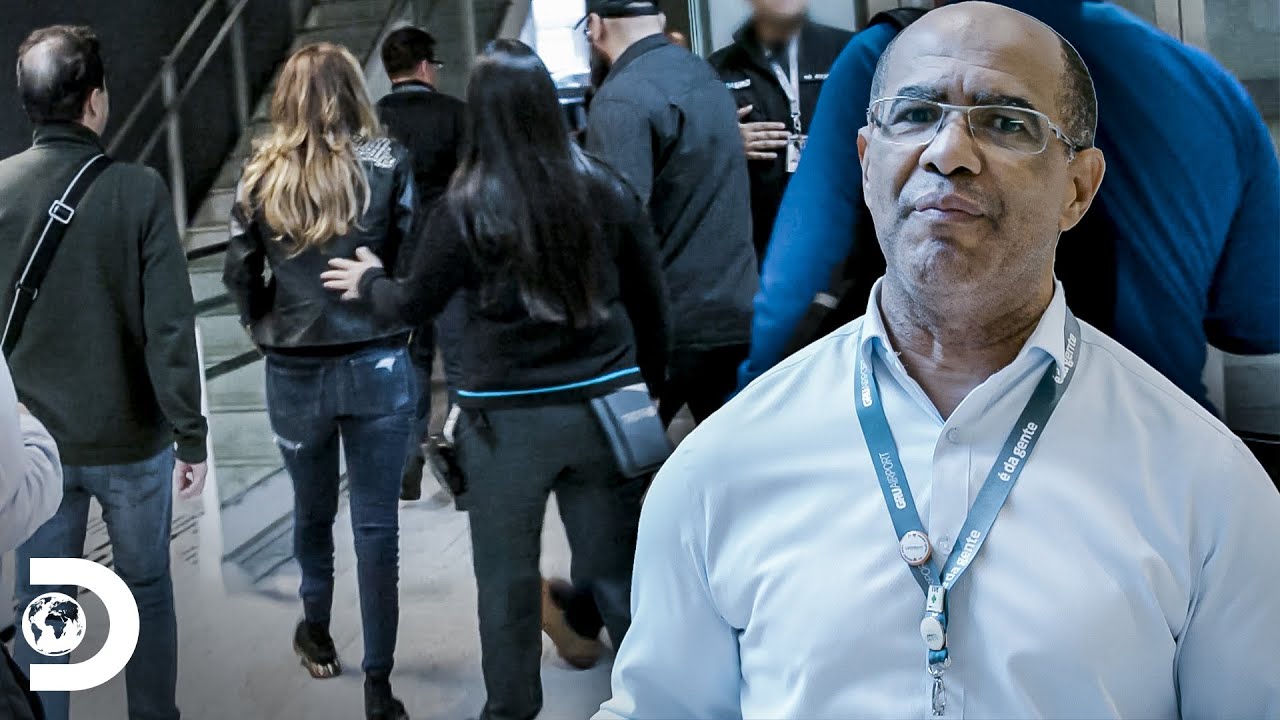 Chegada da cantora mexicana Lucero ao Brasil | Aeroporto - Área Restrita | Discovery Brasil