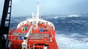 منظر مهيب مع تلاوة المنشاوي ( وإذا غشيهم موج كالظلل )