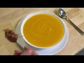 Velouté de courge, bacon et oignons grillés