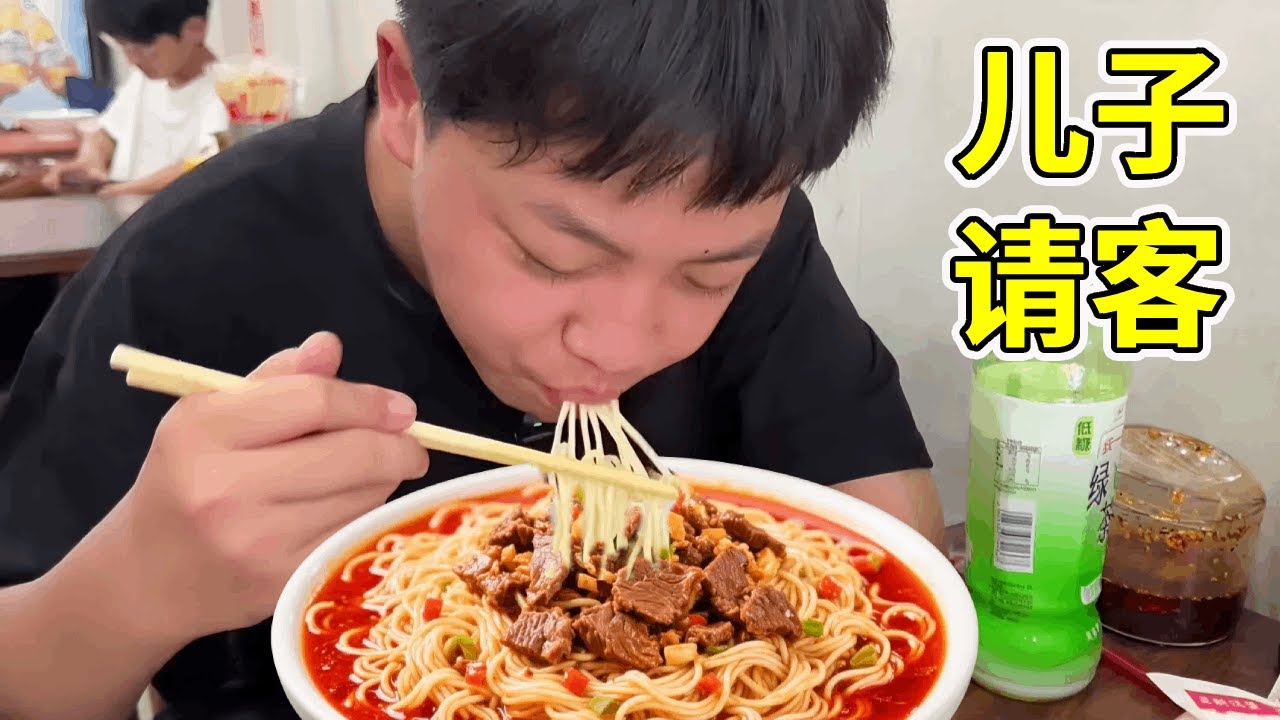 小家伙干服务员日薪30，扬言请胖龙吃大餐！自己花钱吃牛肉面真过瘾！【胖龙和小家伙】