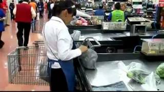 Walmart plays down bribery scandal