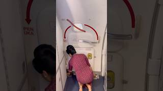 Pramugari cantik lion air saat menutup pintu pesawat ‼️