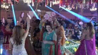 Hareem Farooq Mehndi dance at wedding