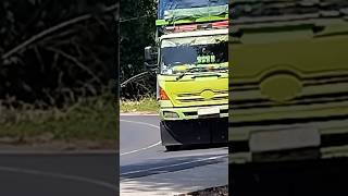 manuver truk Hino muatan berat menikung tajam Ropita satu jalur selatan