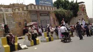 Taiz protest 2012 HD 5 guys clogging up the streets in yemen