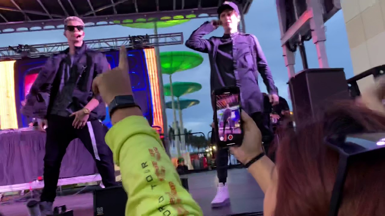 CNCO “Hey Dj” “Pretend” & “Bonita” live at the Y100 JingleBall