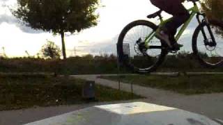 Bergamont Kiez-Jump over funbox + hit the bike with a sk8board