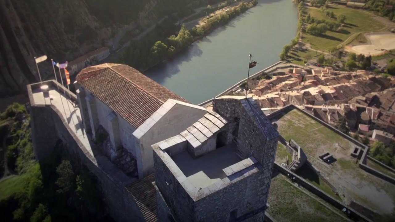 alpes de haute provence camping Sisteron et ses environs en vue aérienne par drone