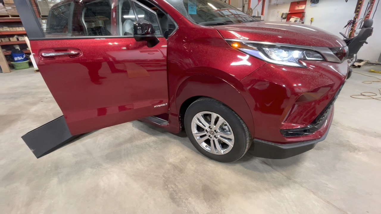 2021 Toyota Sienna XSE AWD Hybrid VMI Northstar Wheelchair Conversion
