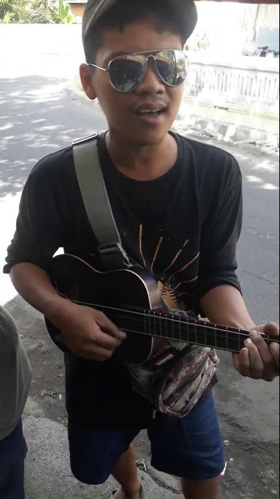 Pengamen dikasih gitar dan uang 50ribu bawain lagu 'Pantaskah surga untukku'
