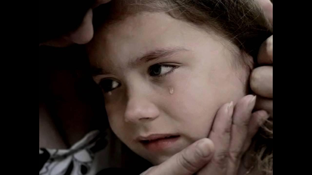 Девочка обнимает папу. Плачет ее дочь то ей. Дочка плакала. Плачет ее дочь то ей. Мать и плачущая дочь.