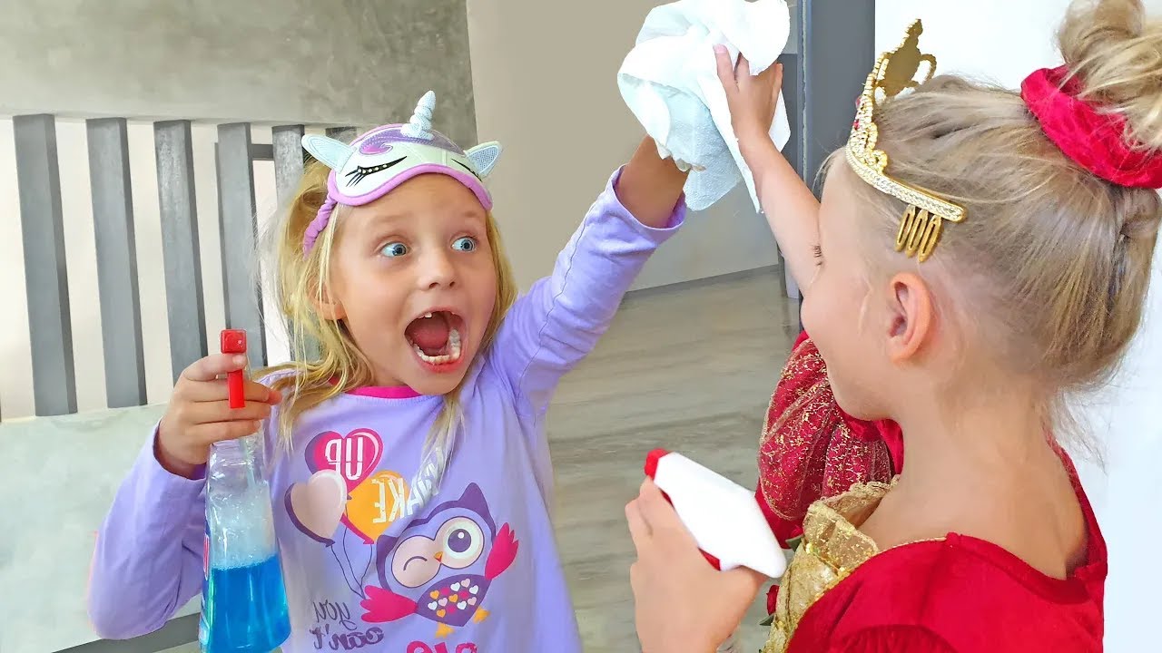 Алиса и папа наряжаются на дискотеку и бал