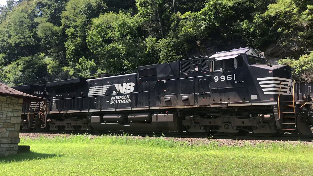 2 Trains Meet!! At Horseshoe Curve Rail Park In Altoona PA Train 3 and 4 / 13 YouTube
