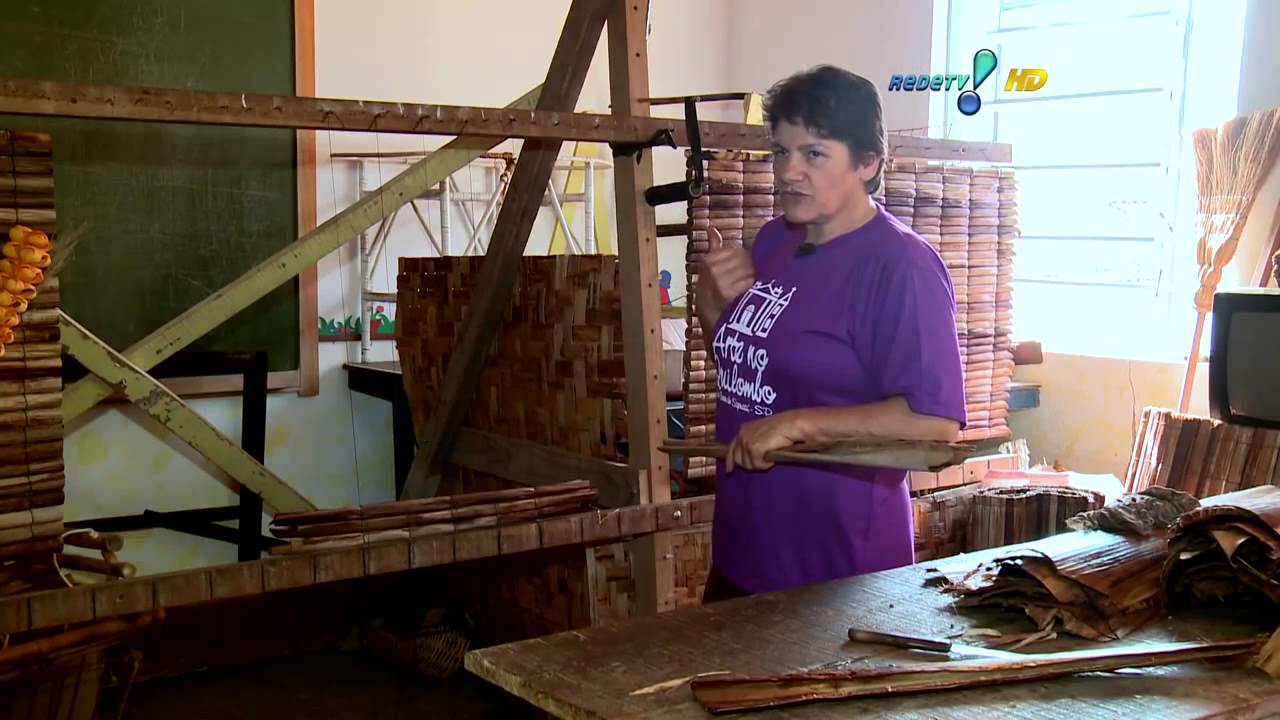 Artesãos produzem arte com folha de bananeira