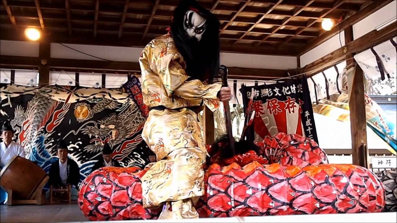 石見神楽「大蛇（おろち）」 松尾大社 節分祭 - YouTube