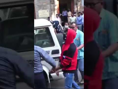 بعد إلقاء القبض عليه اريان ابن شاروخان في مكتب مكافحة المخدرات لمعرفة نسبة المخدرات في جسمه  بعد إلقاء القبض عليه اريان ابن شاروخان في مكتب مكافحة المخدرات لمعرفة نسبة المخدرات في جسمه