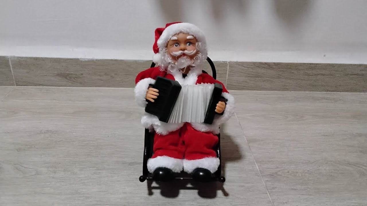 Noel que toca sanfona na cadeira de balanço.