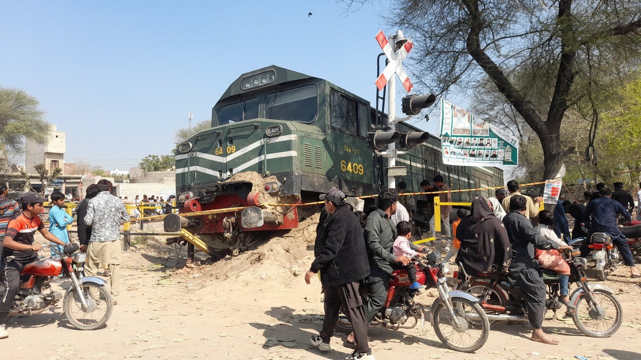 Okara Biggest Train incident in ADDA Gamber Railway Crossing Viral Video By Okara News Today Updates