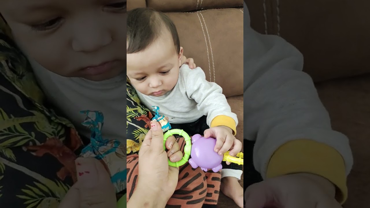 cute baby ne chocolate choose Kiya toy nahi 😘😘😘
