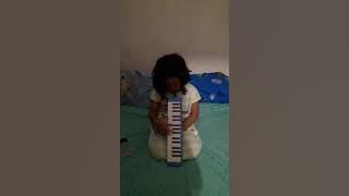 Menyayikan dengan pianika lagu mars yaspia