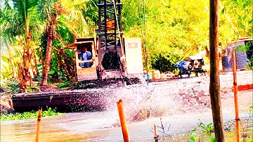 CẬN CẢNH XÁNG CẠP XÁNG DÂY ĐANG MÚC ĐẤT TRÊN SÔNG.