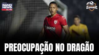 Zagueiro do Atlético deixa treino mais cedo e vira preocupação para o clássico contra o Goiás
