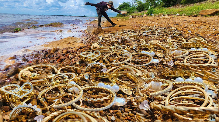 Omg a lot of gold jewelry & more found in sand beach in River || Dumper Diving.