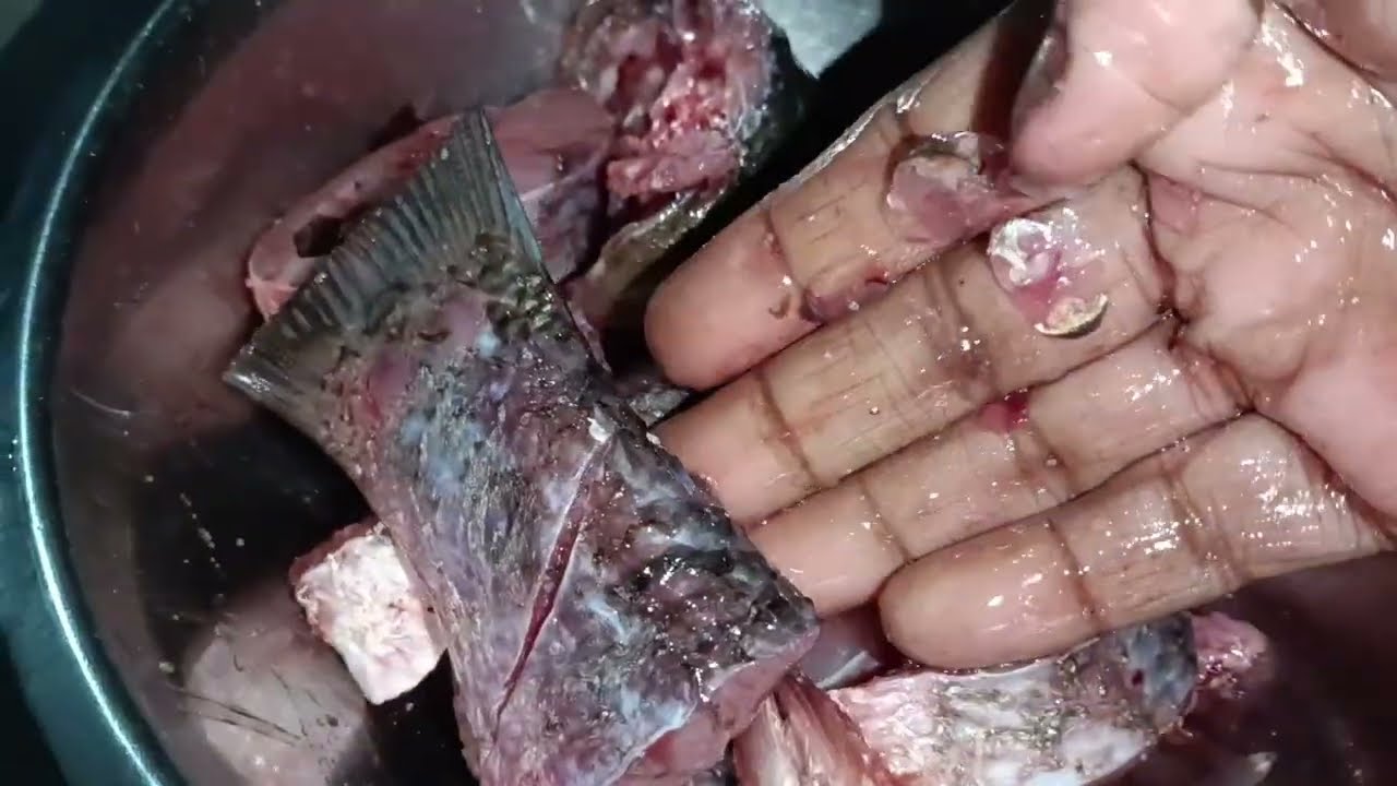 শাক দিয়ে মাছ ঢাকার চেষ্টা করলাম 🙏❤