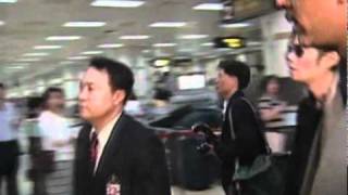 Michael Jackson walking through the airport with his veiled children