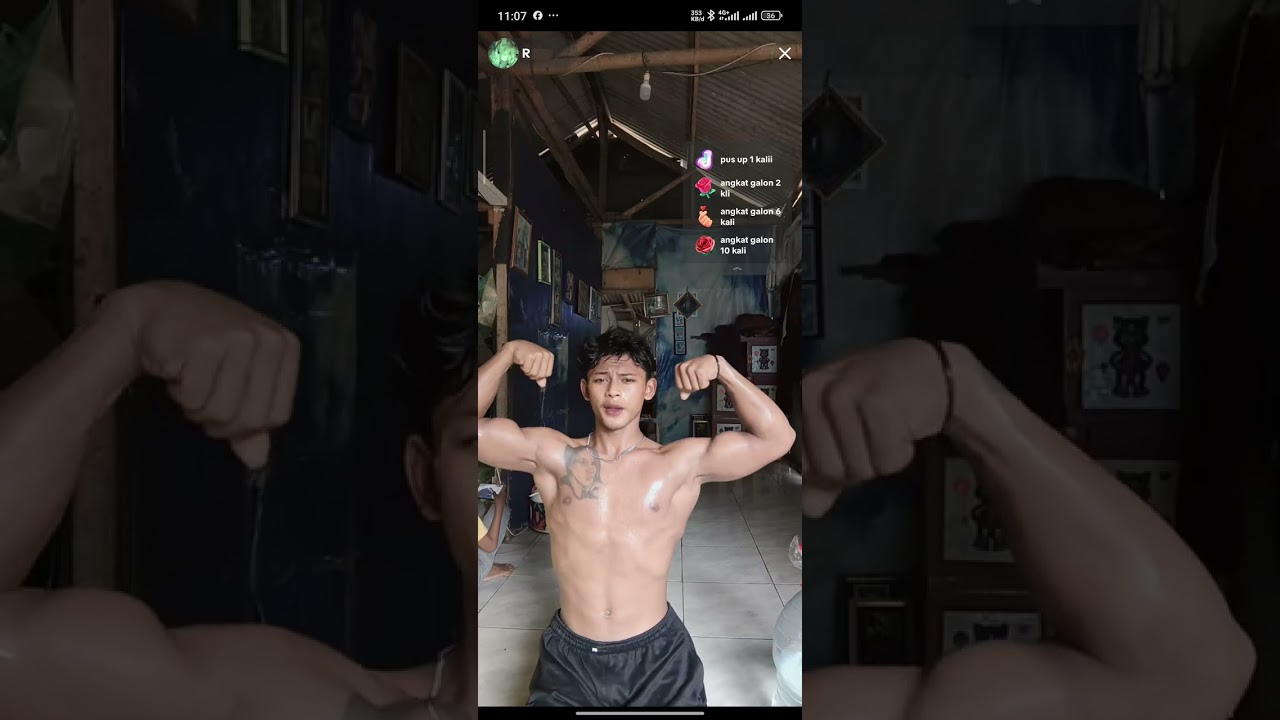 Cowok bertato olahraga banjir keringat