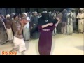 شرح حضرمي كوميدي /  واحد واقف يسخن و اخرتها طاح وهو يرقص