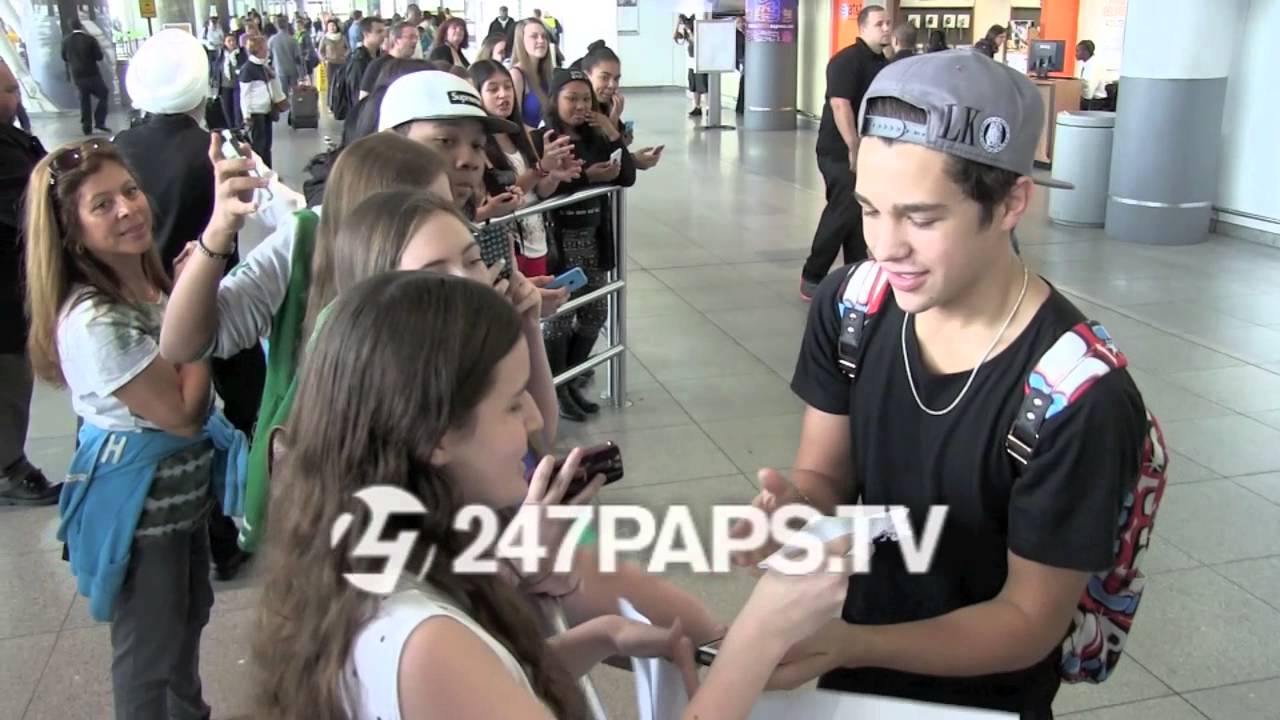 (New) (Exclusive) Austin Mahone Arriving to JFK Airport today with Mahomies Waiting 05-24-14