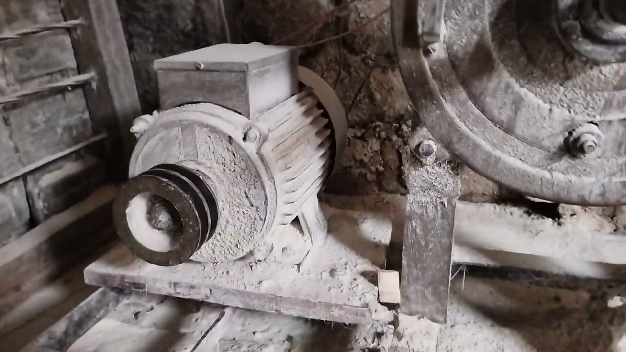 चक्की आणि मोटर शेप्रेत जुगाड/गिरणीच फाउंडेशन कट ना करता/14inchi ataa chakki/गिरणी ची टाकी कशी मारावी