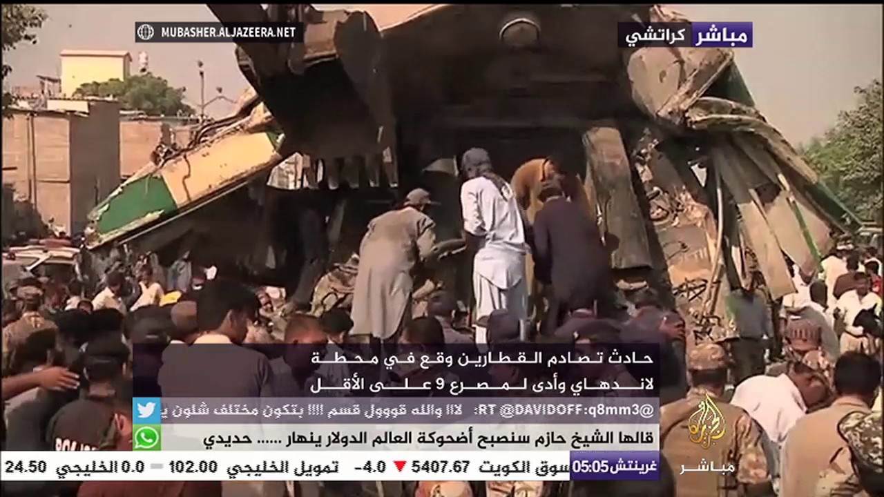 انتشال ضحايا حادث تصادم قطارين في كراتشي بباكستان