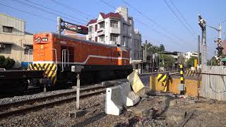 7202次貨物列車通過斗六市鎮北路平交道