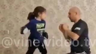 Atasını Döyən Idmançı Qız..