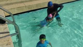 تعليم السباحه للكبار والاطفال معي كابتن اسماعيل الكردي نشوف الفيديو التشجيع ?????????