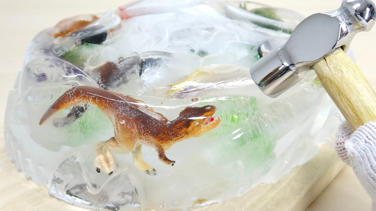 氷漬けの恐竜フィギュアをハンマーを使って発掘!DINOSAUR ICE DIG